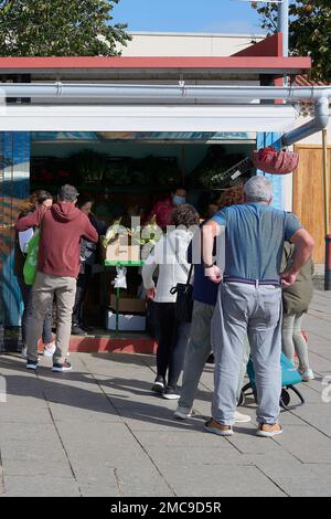 Tenerife, Spagna - 21 gennaio 2023: Stand di verdure diretto dal contadino con persone che si allinea per acquistare all'aperto in una giornata di sole. Nel concetto di cibo biologico Foto Stock