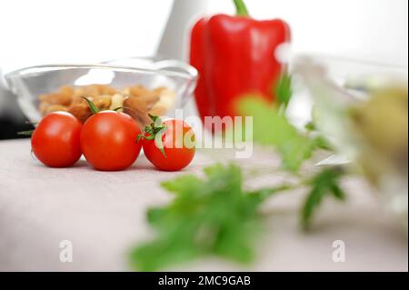 Background di alimentazione sana. Sano vegetariano vegano cibo verdura spazio per la copia, banner. Shopping supermercato e concetto di puro cibo vegano prezzemolo, pomodori cocktail, pomodoro ciliegia, Foto Stock