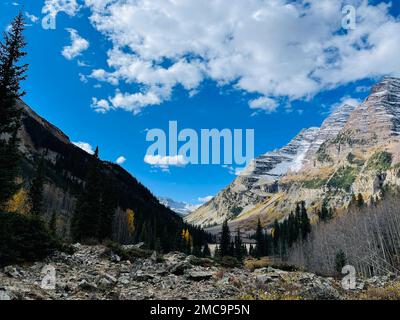 Una scena paesaggistica di Maroon Bells montagne colorate con cielo nuvoloso blu negli Stati Uniti Foto Stock