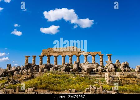 Rovine e colonne del tempio di Acropoli nel sito archeologico di Selinunte, resti dell'antica città greca di Selinus. Foto Stock