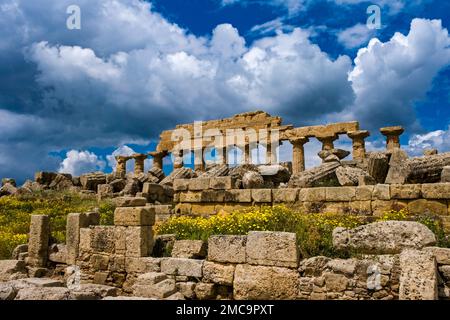 Rovine e colonne del tempio di Acropoli nel sito archeologico di Selinunte, resti dell'antica città greca di Selinus. Foto Stock