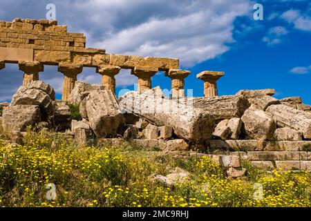 Rovine e colonne del tempio di Acropoli nel sito archeologico di Selinunte, resti dell'antica città greca di Selinus. Foto Stock