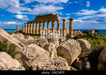 Rovine e colonne del tempio di Acropoli nel sito archeologico di Selinunte, resti dell'antica città greca di Selinus. Foto Stock