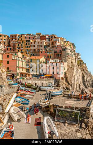 Villaggio a schiera Manarola nel Parco Nazionale delle cinque Terre, Liguria, Italia Foto Stock