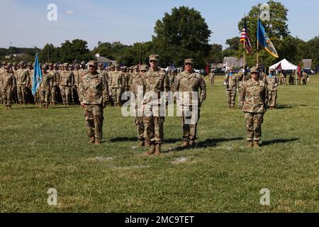 FORT GEORGE G. MEADE, MD Bushouse, vice comandante, 780th° Brigata dell'intelligenza militare (Cyber), servì come comandante delle truppe e si trova di fronte al personale delle brigate durante una cerimonia di cambio di comando sul campo della parata McGlachlin, giugno 28. Foto Stock