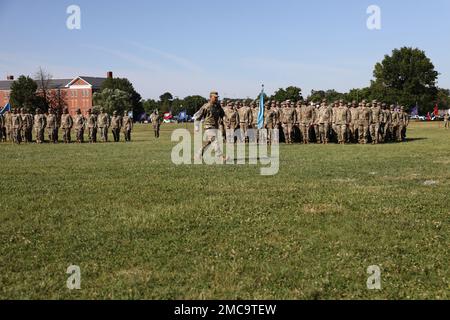 FORT GEORGE G. MEADE, MD – Major Matterson (Matt) Sebastian, coadiuvante, 780th Military Intelligence Brigade (Cyber), si sposta nella sua posizione designata dopo aver richiamato la brigata all'attenzione sul McGlachlin Parade Field, giugno 28. Foto Stock