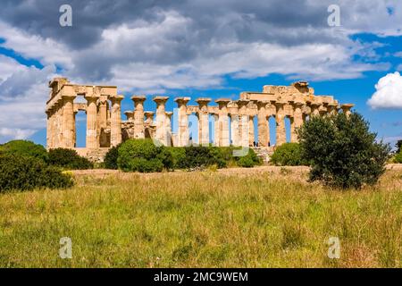 Rovine e colonne del tempio di Hera nel sito archeologico di Selinunte, resti dell'antica città greca di Selinus. Foto Stock