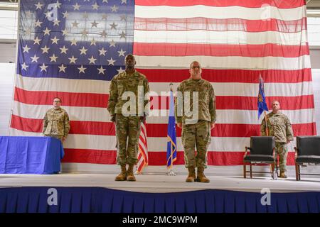 Thomas Segars cede il comando del 91st Security Forces Group al col. Anthony McCarty il 28 giugno 2022, presso la Minot Air Force base, North Dakota. La cerimonia del cambio di comando ha riunito militari, familiari e amici per celebrare l'uscita di un leader e ha accolto l'arrivo di un nuovo. Foto Stock