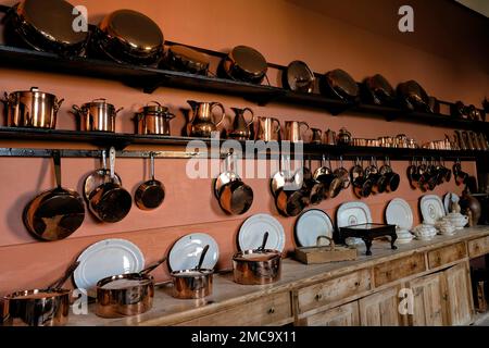 Una gamma di utensili da cucina in rame Foto Stock