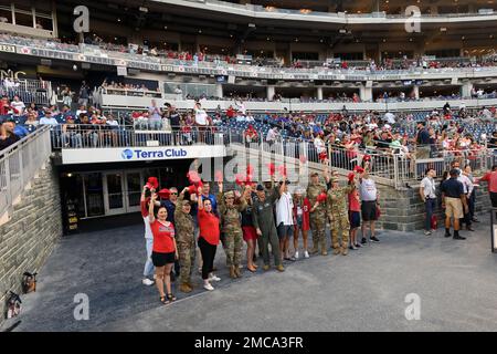 I Washington Nationals hanno ospitato la Giornata della Guardia Nazionale al Nationals Park, Washington, D.C., 28 giugno 2022. Le cerimonie di riconoscimento pre-partita includevano membri della Guardia Nazionale che fiancheggiano il campo, un primo passo cerimoniale da parte del Generale dell'Aeronautica militare Keith MacDonald, trapani della Guardia a colori e rendering dell'inno Nazionale e di Dio Benediciamo l'America cantati da Army Sgt. Victoria Golding. (STATI UNITI Foto della Guardia Nazionale aerea del Maestro Sgt. Erich B. Smith) Foto Stock