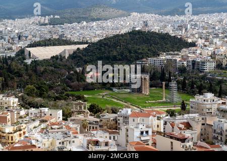 Vista panoramica di Atene come si vede dall'Acropoli. La porta di Adriano, il Tempio di Zeus Olimpio o Olympieion, lo Stadio Panathenaico o Kallimarmaro Foto Stock