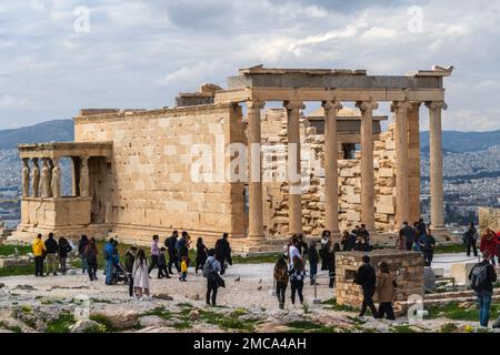 Tempio di Erechtheion (Erechtheum) con i Cariatidi nel sito archeologico dell'Acropoli. Il tempio fu dedicato alla dea Atena e al dio Poseidone Foto Stock