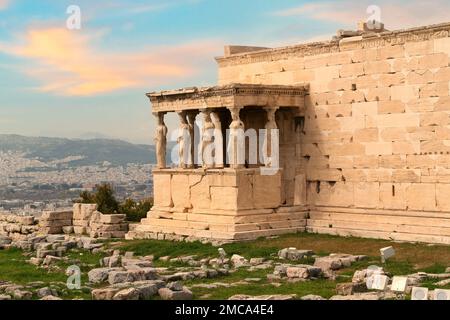 Tempio di Erechtheion (o Erechtheum) con le figure dei cariatidi presso il sito archeologico dell'Acropoli di Atene, Grecia al tramonto Foto Stock