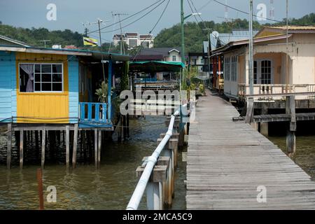 Passerella e capanne su palafitte nel fiume Brunei, Water Village (Kampong Ayer), Bandar seri Begawan, Brunei Foto Stock