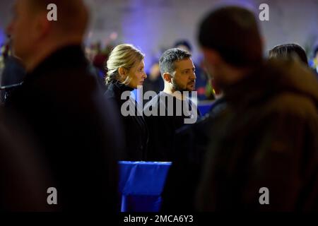 Kiev, Ucraina. 21st Jan, 2023. Il presidente ucraino Volodymyr Zelenskyy, a destra, e sua moglie Olena Zelenska partecipano ai funerali del ministro degli Affari interni Denys Monastyrskyi, presso il Centro Nazionale della Casa Ucraina, il 21 gennaio 2023 a Kiev, Ucraina. Monastyrskyi e altri 17 sono stati uccisi in un incidente in elicottero il 18th gennaio. Credit: Presidenza Ucraina/Ufficio stampa presidenziale Ucraina/Alamy Live News Foto Stock