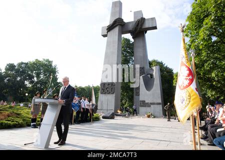 Jacek Jaśkowiak, sindaco di Poznań, tiene un discorso di fronte al Monumento alla rivolta del 1956 a Poznań, in Polonia, in commemorazione delle proteste del 1956 e delle successive proteste polacche contro il sistema politico comunista, il 26 giugno 2022. La rivolta di Poznań, o rivolta di del 1956, fu il primo sciopero riconosciuto e manifestazione di strada nella Polonia comunista. AtlanticResolve,EUCOM,FightAsOne,StrongerTogether,USArmy,VictoryCorps, Foto Stock