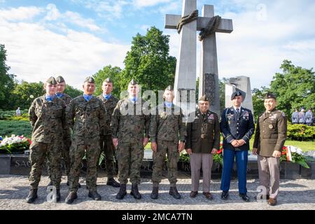 La leadership dell'area Support Group Poland e del V corpo in avanti posa per una foto con i soldati delle forze terrestri polacche assegnati alla 31a base aerea tattica presso il Monumento alla rivolta del 1956 a Poznań, Polonia, per commemorare le proteste del 1956 e le successive proteste polacche contro il sistema politico comunista, il 26 giugno 2022. La rivolta di Poznań, o rivolta di del 1956, fu il primo sciopero riconosciuto e manifestazione di strada nella Polonia comunista. AtlanticResolve,EUCOM,FightAsOne,StrongerTogether,USArmy,VictoryCorps, Foto Stock