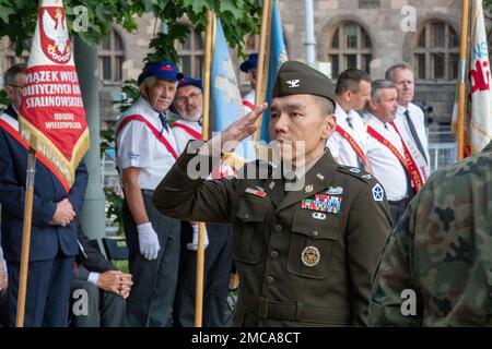 Il colonnello dell'esercito statunitense Kaname Kuniyuki, capo di stato maggiore del V corpo d'armata, rende il suo saluto al Monumento alla rivolta del 1956 a Poznań, in Polonia, commemorando le proteste polacche del 1956 e successive contro il sistema politico comunista, il 26 giugno 2022. La rivolta di Poznań, o rivolta di del 1956, fu il primo sciopero riconosciuto e manifestazione di strada nella Polonia comunista. AtlanticResolve,EUCOM,FightAsOne,StrongerTogether,USArmy,VictoryCorps, Foto Stock