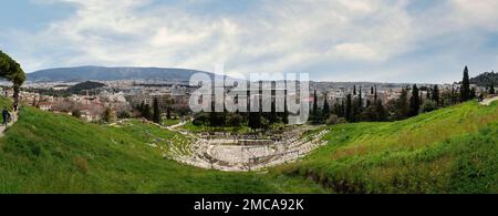 L'antico teatro greco di Dioniso (o Dioniso) è costruito sul versante sud della collina dell'Acropoli. Vista panoramica sul bacino dell'Attica Foto Stock