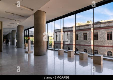 Vista interna del nuovo Museo dell'Acropoli di Atene con vista sull'Acropoli di Atene e sul tempio del Partenone Foto Stock