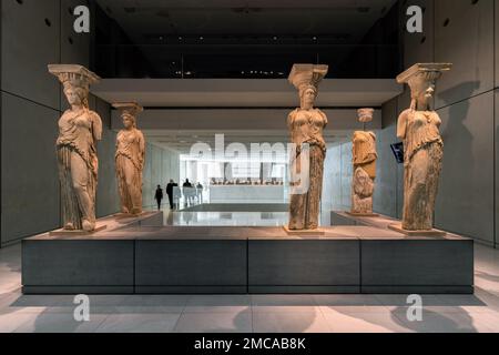 Le cariatidi al nuovo Museo dell'Acropoli di Atene. Vista interna del museo Foto Stock