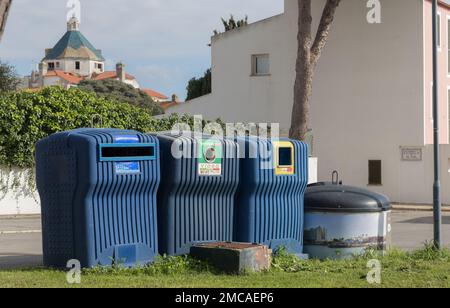 Portogallo, Vilamoura, 02.01.2023. - Grandi contenitori per il riciclaggio installati nel cortile. separazione dei rifiuti da vetro, carta, vetro. Contenitori per il riciclaggio all'aperto Foto Stock