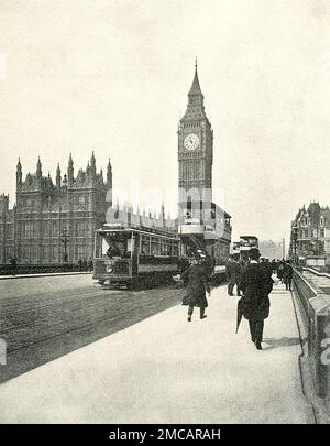 Tram tipici di Londra sul Ponte di Westminster. Le Camere del Parlamento sullo sfondo. Foto dal 1909. Foto Stock