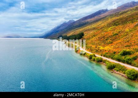 Autostrada 6 lungo il Lago Wakatipu da Queenstown in Nuova Zelanda - panorama aereo. Foto Stock