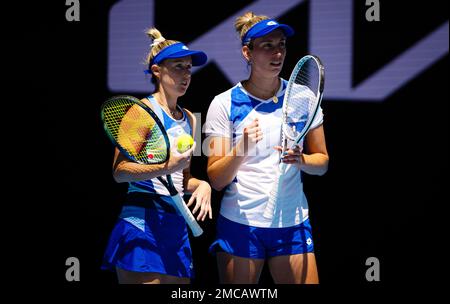 Elise Mertens del Belgio e Storm Hunter dell'Australia in azione durante il primo round di doppie al torneo di tennis Grand Slam del 2023 dell'Australian Open il 20 gennaio 2023 a Melbourne, Australia - Foto: Rob Prange/DPPI/LiveMedia Foto Stock