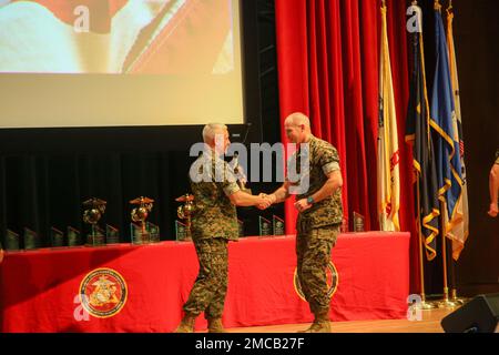 Jeff Steinkamp, il product manager per Future Weapons Systems per Program Manager, Ground-Based Air Defense presso Program Executive Officer Land Systems, ha ricevuto il premio Higgins Award, consegnato a un funzionario del corpo dei Marine, durante l'acquisizione Excellence Awards 28 giugno presso Marine Corps base Quantico. L'evento consente ai dirigenti del corpo Marino di riconoscere gli individui per l'eccellenza e l'innovazione nell'attrezzare il guerriero. Foto Stock