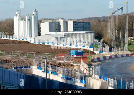 West Ruislip, Regno Unito. 21st gennaio 2023. La ferrovia ad alta velocità HS2 2 West Ruislip Portal cantiere. Il portale contiene la camera di lancio per le due macchine di perforazione a tunnel Caroline e Sushila che stanno alesando verso est in direzione di Old Oak Common per formare i HS2 tunnel a Euston a Londra. Credit: Maureen McLean/Alamy Live News Foto Stock