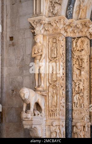 Il magnifico dettaglio del portale di Radovan nella Cattedrale di San Lorenzo, Trogir, Croazia Foto Stock