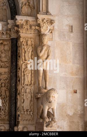 Il magnifico dettaglio del portale di Radovan nella Cattedrale di San Lorenzo, Trogir, Croazia Foto Stock