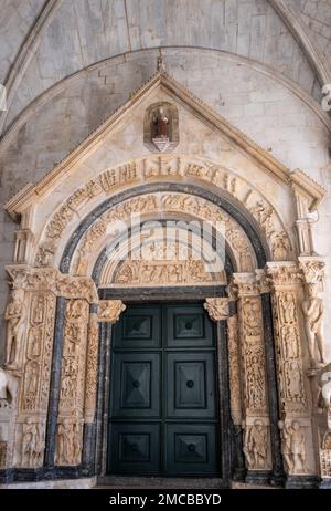 Il magnifico portale di Radovan nella Cattedrale di San Lorenzo, Trogir, Croazia Foto Stock