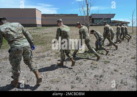 90th i membri del Force Support Squadron partecipano alle operazioni di ricerca e recupero durante l'esercizio 2022 Major Incident Response, 29 giugno 2022, su F.E. Base dell'aeronautica militare Warren, Wyoming. I soccorritori di ricerca e recupero entrano durante gli eventi per individuare le persone ferite o gli oggetti smarriti. Foto Stock