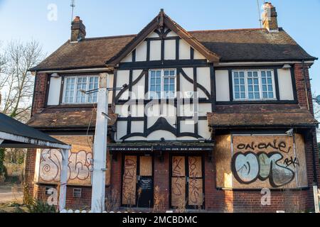 West Ruislip, Regno Unito. 21st gennaio 2023. Un pub a bordo accanto ad uno dei HS2 cantieri della High Speed Rail 2 a West Ruislip. Credit: Maureen McLean/Alamy Live News Foto Stock