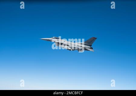 NEGLI STATI UNITI Air Force F-16 Fighting Falcon assegnato al 480th Fighter Squadron, Spangdahlem Air base, Germania, si aggira sui cieli sopra la Spagna durante l'esercizio Real Thaw 22, 28 giugno 2022. Real Thaw 22 è un esercizio di addestramento multinazionale annuale tenuto dall'aeronautica portoghese che pone l'accento sul mantenimento di forze pronte e pronte a sostenere gli obiettivi dei Comandanti combattenti. Foto Stock