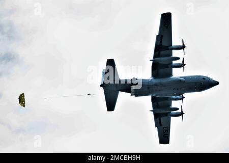 Un airdrop è rilasciato da un C-130 Hercules il 28 giugno 2022, su un'area di addestramento a Fort McCoy, Wisconsin. Gli aerei con unità dell'Ala 934th Airlift di Minneapolis-Saint Paul Air Reserve Station, Minnn., hanno completato l'addestramento airdrop per diversi giorni alla fine di giugno a Fort McCoy. Fort McCoy è uno spazio di allenamento regolare per l'airdrop Practice da parte delle forze di mobilità dell'aeronautica ogni anno. Inoltre, le tradizionali gocce d'aria dai sollevatori dell'aeronautica, quali il C-130 Hercules e il C-17 Globemaster III, sono ad altitudini di dovunque fra 400 e 1.000 piedi e Fort McCoy offre l'abbondanza di spazio aereo per addestrare a quelle alt Foto Stock