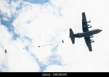 Un airdrop è rilasciato da un C-130 Hercules il 28 giugno 2022, su un'area di addestramento a Fort McCoy, Wisconsin. Gli aerei con unità dell'Ala 934th Airlift di Minneapolis-Saint Paul Air Reserve Station, Minnn., hanno completato l'addestramento airdrop per diversi giorni alla fine di giugno a Fort McCoy. Fort McCoy è uno spazio di allenamento regolare per l'airdrop Practice da parte delle forze di mobilità dell'aeronautica ogni anno. Inoltre, le tradizionali gocce d'aria dai sollevatori dell'aeronautica, quali il C-130 Hercules e il C-17 Globemaster III, sono ad altitudini di dovunque fra 400 e 1.000 piedi e Fort McCoy offre l'abbondanza di spazio aereo per addestrare a quelle alt Foto Stock