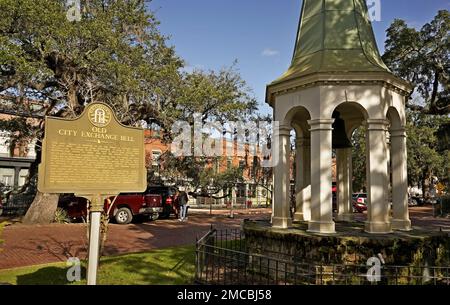 Il campanello Old City Exchange è stato suonato per segnalare l'orario di chiusura per negozi e aziende in questa zona del centro di Savannah. Foto Stock