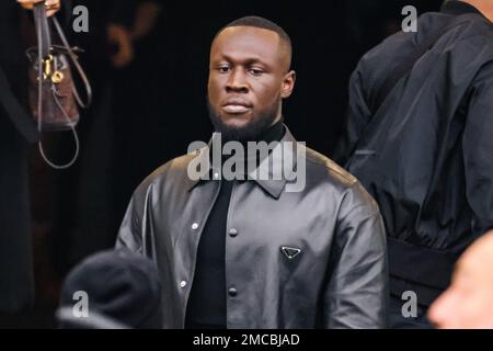 Milano, Italia. 15th Jan, 2023. Stormzy partecipa al Fashion Show Prada durante la settimana della Moda uomo di Milano Autunno/Inverno 2023/2024 il 15 gennaio 2023 a Milano (Foto di Alessandro Bremec/NurPhoto) Credit: NurPhoto SRL/Alamy Live News Foto Stock