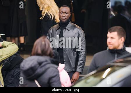 Milano, Italia. 15th Jan, 2023. Stormzy partecipa al Fashion Show Prada durante la settimana della Moda uomo di Milano Autunno/Inverno 2023/2024 il 15 gennaio 2023 a Milano (Foto di Alessandro Bremec/NurPhoto) Credit: NurPhoto SRL/Alamy Live News Foto Stock