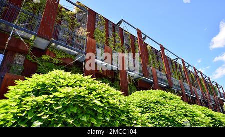 Facciata moderna ricoperta di acciaio Corten e materiali in vetro unici. Foto Stock