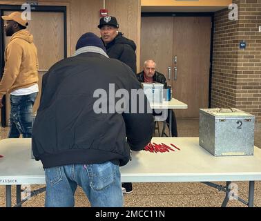 Racine, Wisconsin, Stati Uniti. 21st Jan, 2023. I membri di UAW Local 180, che sono in sciopero contro il costruttore di trattori CNH Industrial dal maggio 2, votare su una nuova proposta di contratto sabato 21 gennaio 2022 alla Starbuck Middle School di Racine, Wisconsin. Anche i lavoratori dello stabilimento Case Tractor di Burlington, Iowa, sono in sciopero e votano. Due settimane fa i membri dell'Unione hanno presentato una precedente proposta di contratto, con i membri di Racine che hanno votato contro i membri dell'Iowa che hanno preferito tale proposta di contratto. Gli addetti alla sostituzione hanno assemblato i trattori durante l'urto. Il presidente della UAW ha detto Venerdì Foto Stock