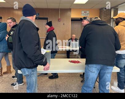 Racine, Wisconsin, Stati Uniti. 21st Jan, 2023. I membri di UAW Local 180, che sono in sciopero contro il costruttore di trattori CNH Industrial dal maggio 2, votare su una nuova proposta di contratto sabato 21 gennaio 2022 alla Starbuck Middle School di Racine, Wisconsin. Anche i lavoratori dello stabilimento Case Tractor di Burlington, Iowa, sono in sciopero e votano. Due settimane fa i membri dell'Unione hanno presentato una precedente proposta di contratto, con i membri di Racine che hanno votato contro i membri dell'Iowa che hanno preferito tale proposta di contratto. Gli addetti alla sostituzione hanno assemblato i trattori durante l'urto. Il presidente della UAW ha detto Venerdì Foto Stock