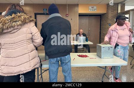 Racine, Wisconsin, Stati Uniti. 21st Jan, 2023. I membri di UAW Local 180, che sono in sciopero contro il costruttore di trattori CNH Industrial dal maggio 2, votare su una nuova proposta di contratto sabato 21 gennaio 2022 alla Starbuck Middle School di Racine, Wisconsin. Anche i lavoratori dello stabilimento Case Tractor di Burlington, Iowa, sono in sciopero e votano. Due settimane fa i membri dell'Unione hanno presentato una precedente proposta di contratto, con i membri di Racine che hanno votato contro i membri dell'Iowa che hanno preferito tale proposta di contratto. Gli addetti alla sostituzione hanno assemblato i trattori durante l'urto. Il presidente della UAW ha detto Venerdì Foto Stock