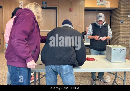 Racine, Wisconsin, Stati Uniti. 21st Jan, 2023. I membri di UAW Local 180, che sono in sciopero contro il costruttore di trattori CNH Industrial dal maggio 2, votare su una nuova proposta di contratto sabato 21 gennaio 2022 alla Starbuck Middle School di Racine, Wisconsin. Anche i lavoratori dello stabilimento Case Tractor di Burlington, Iowa, sono in sciopero e votano. Due settimane fa i membri dell'Unione hanno presentato una precedente proposta di contratto, con i membri di Racine che hanno votato contro i membri dell'Iowa che hanno preferito tale proposta di contratto. Gli addetti alla sostituzione hanno assemblato i trattori durante l'urto. Il presidente della UAW ha detto Venerdì Foto Stock