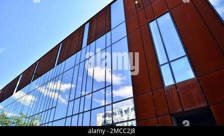 Facciata moderna ricoperta di acciaio Corten e materiali in vetro unici. Foto Stock