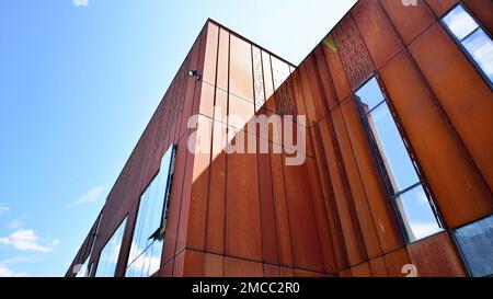 Facciata moderna ricoperta di acciaio Corten e materiali in vetro unici. Foto Stock