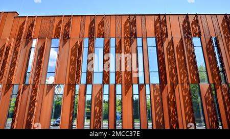 Facciata moderna ricoperta di acciaio Corten e materiali in vetro unici. Foto Stock